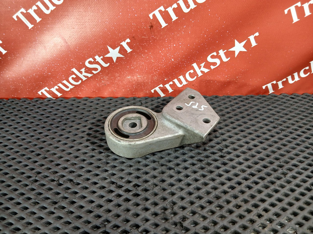 Кронштейн интеркулера