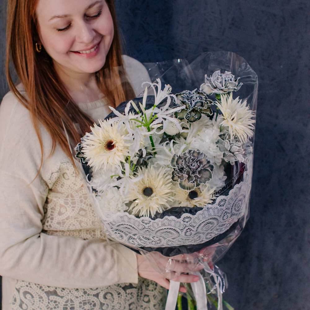 111. Кружевной авторский букет с нерине и диантусами