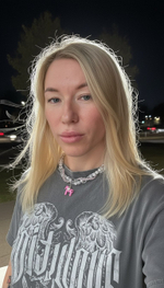 Колье из сахарного кварца и алмазного стекла с подвеской лошадка