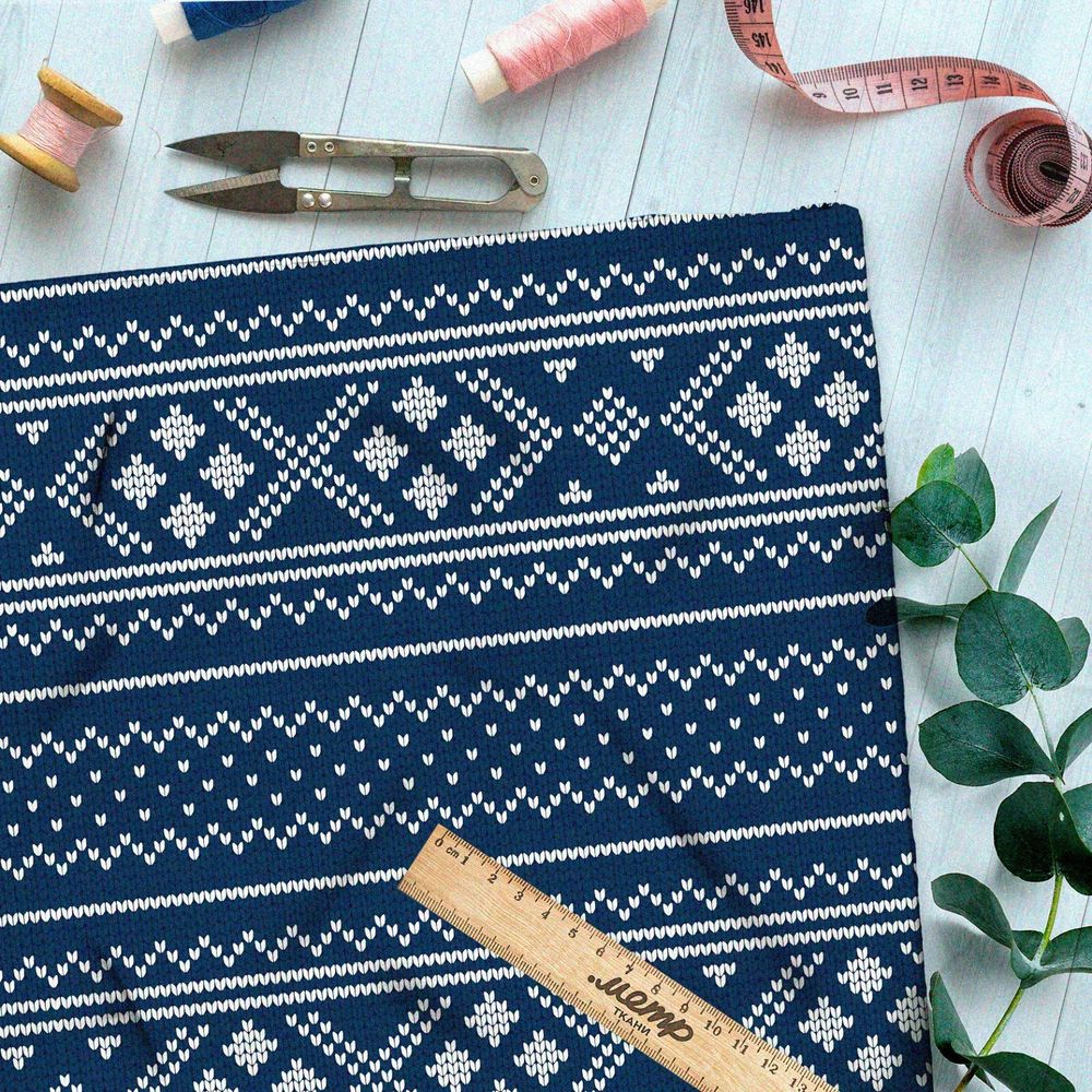 Ткань флис белая полосатая вышивка на синем свитере