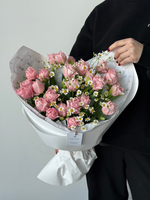 Букет из 25 розовых пионовидных тюльпанов и ромашки