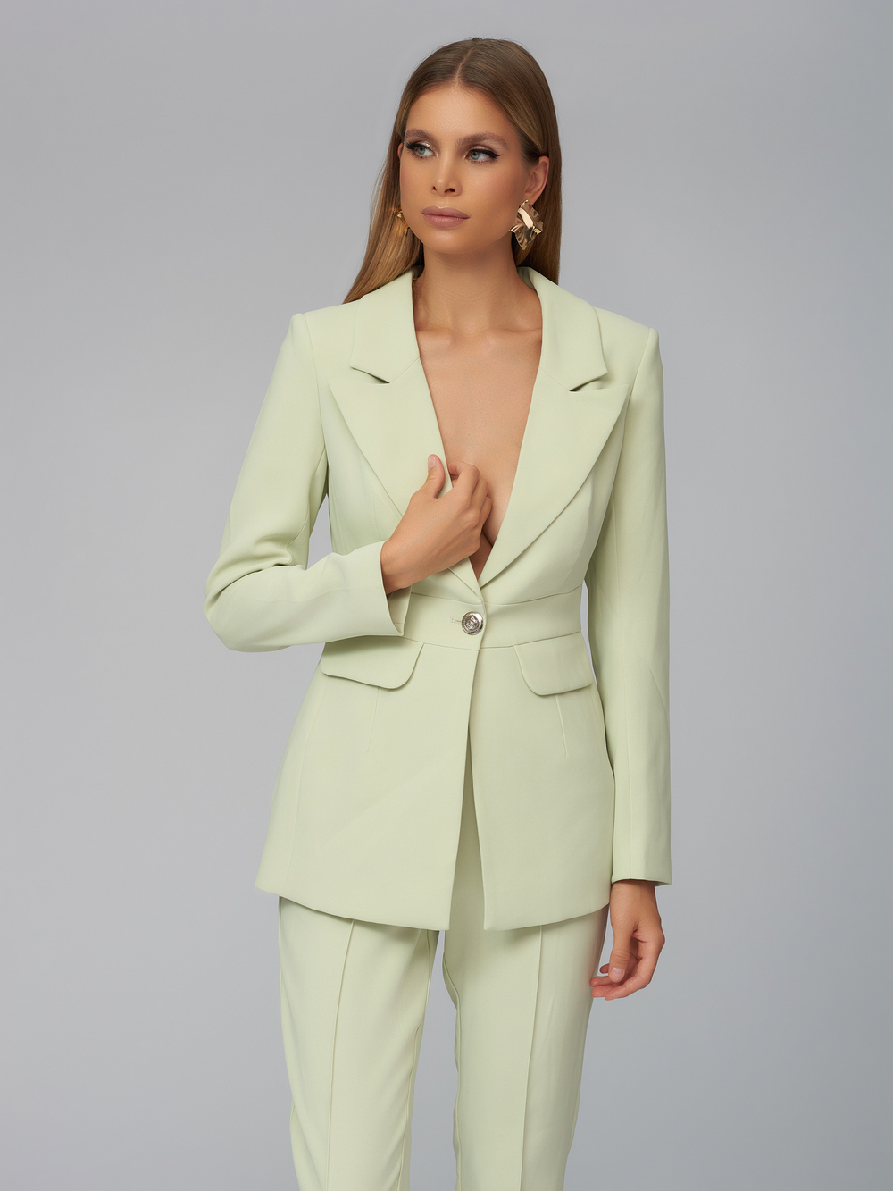 Женский фисташковый костюм двойка с приталенным жакетом