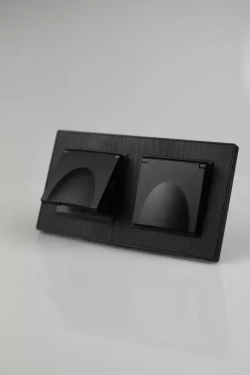 Розетка двойная с крышкой черная