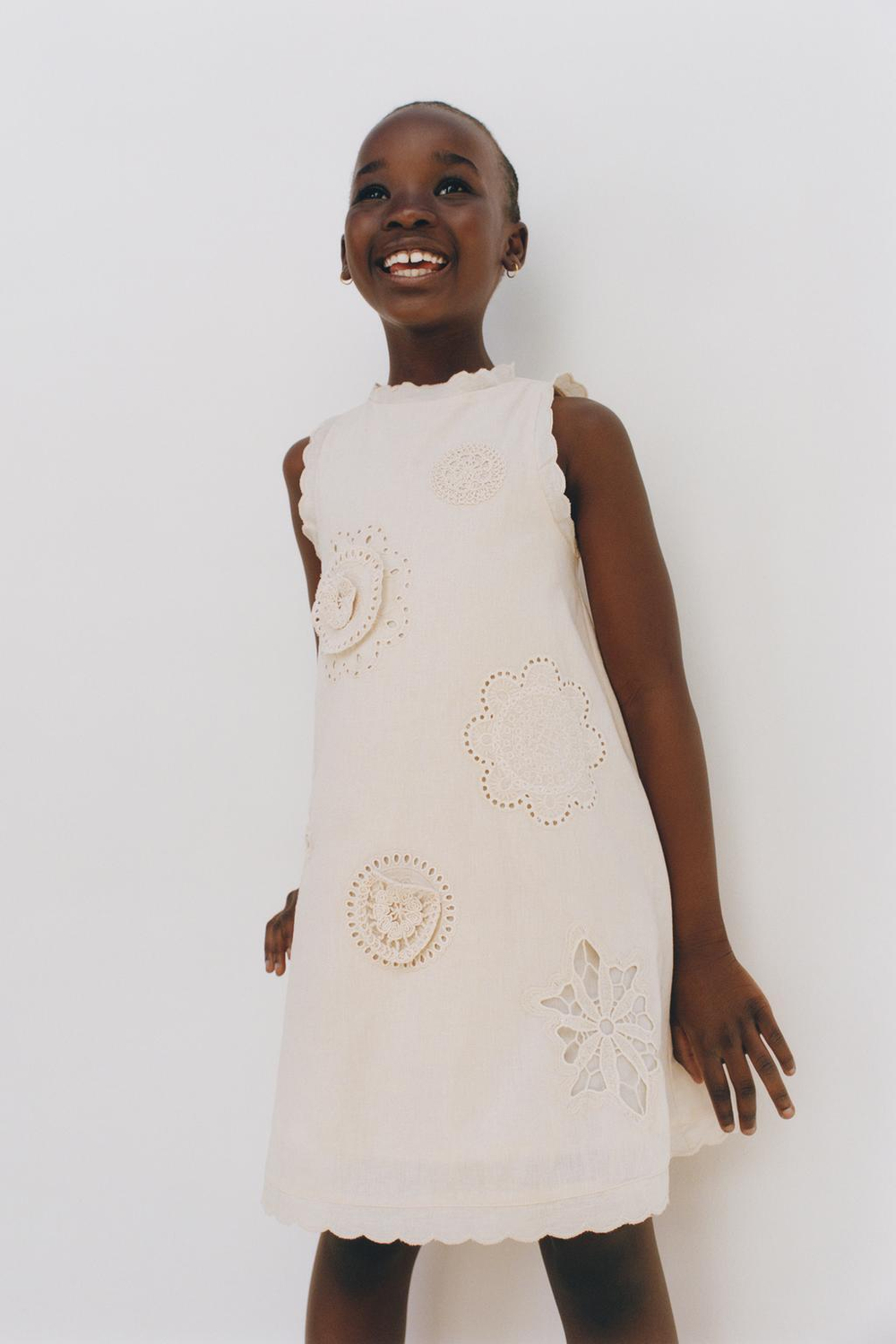 ZARA ПЛАТЬЕ С ВОЛНИСТЫМИ КРОМКАМИ И ЦВЕТОЧНОЙ ВЫШИВКОЙ, СВЕТЛО-БЕЖЕВЫЙ