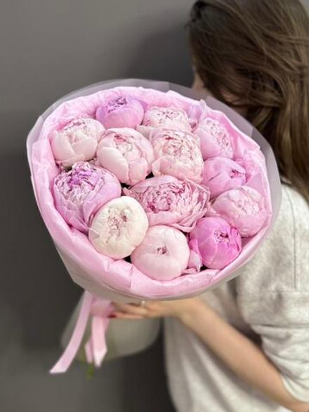 Букет из 13 розовых пионов "Сара Бернар"