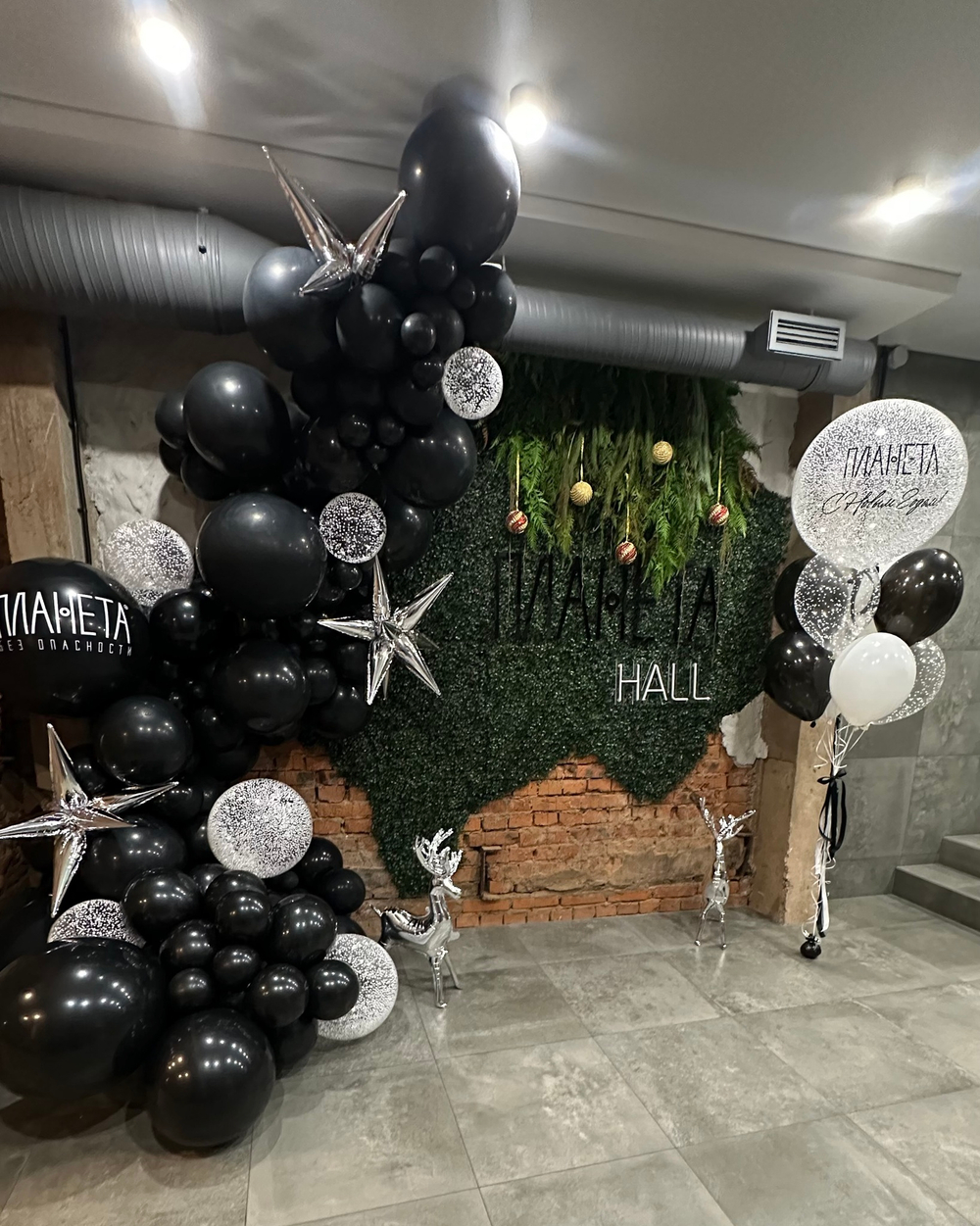Фотозона на Новый Год, корпоратив, черный/серебро, стеклянный снежный шар №2181