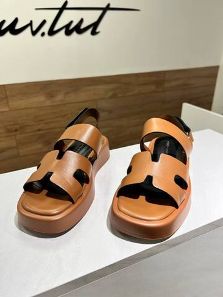 Сандали на высокой подошве