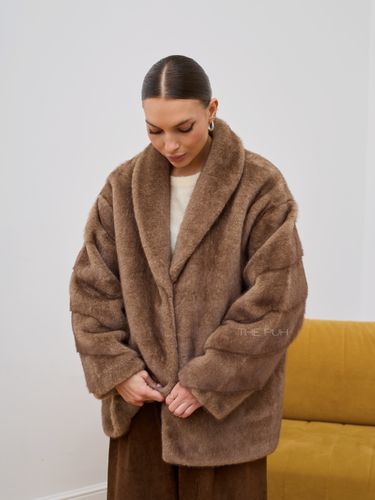 Удлиненная шуба из эко-меха с шалевым воротником