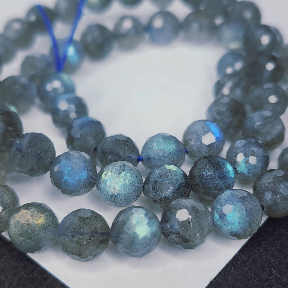 Лабрадор огранка, сверкает, переливается, в каждом иризация, р-р 7.8мм, штучно