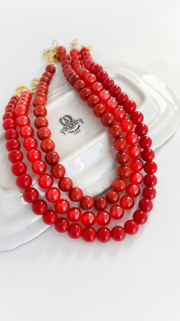 Колье Red из бусин камня