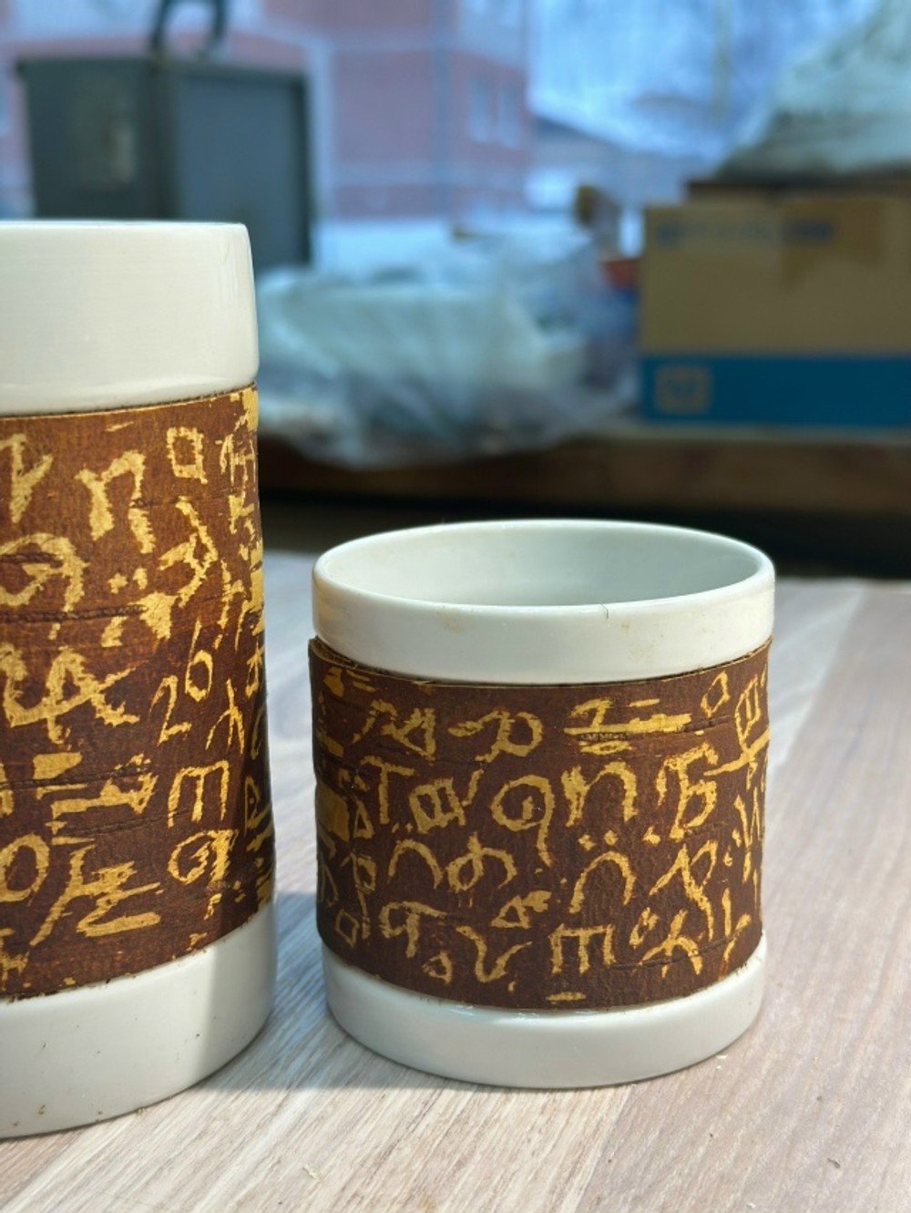 Кружка малая фарфоровая без ручки с берестой. Коллекция Азбука Стефана Пермского (исп. мастера А.Л. Чичкарёва)