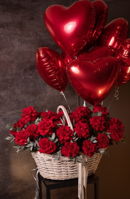 СЕТ 3 «Роскошные французские розы в корзине и охапка шаров в форме сердца