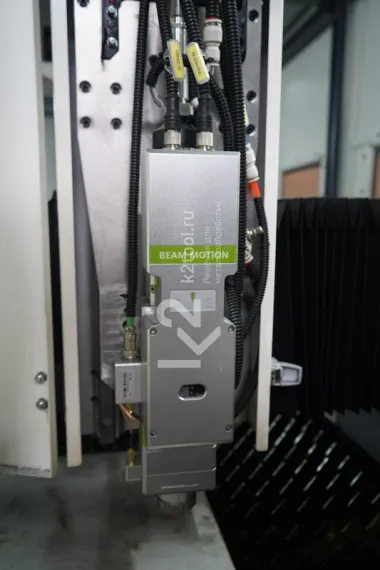 Лазерный станок HGTECH SMART8015PRO с защитной кабиной и сменным столом для резки листов металла