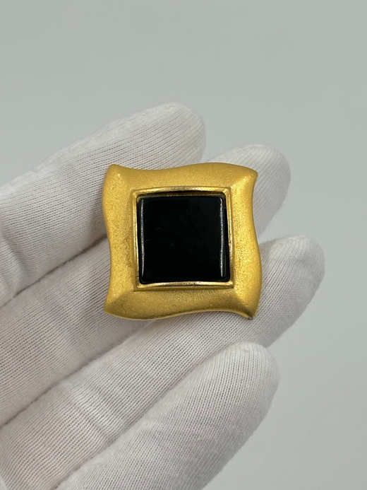 Накладка на пуговицу с чёрной вставкой