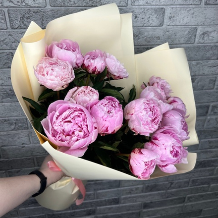 Букет из розовых пионов