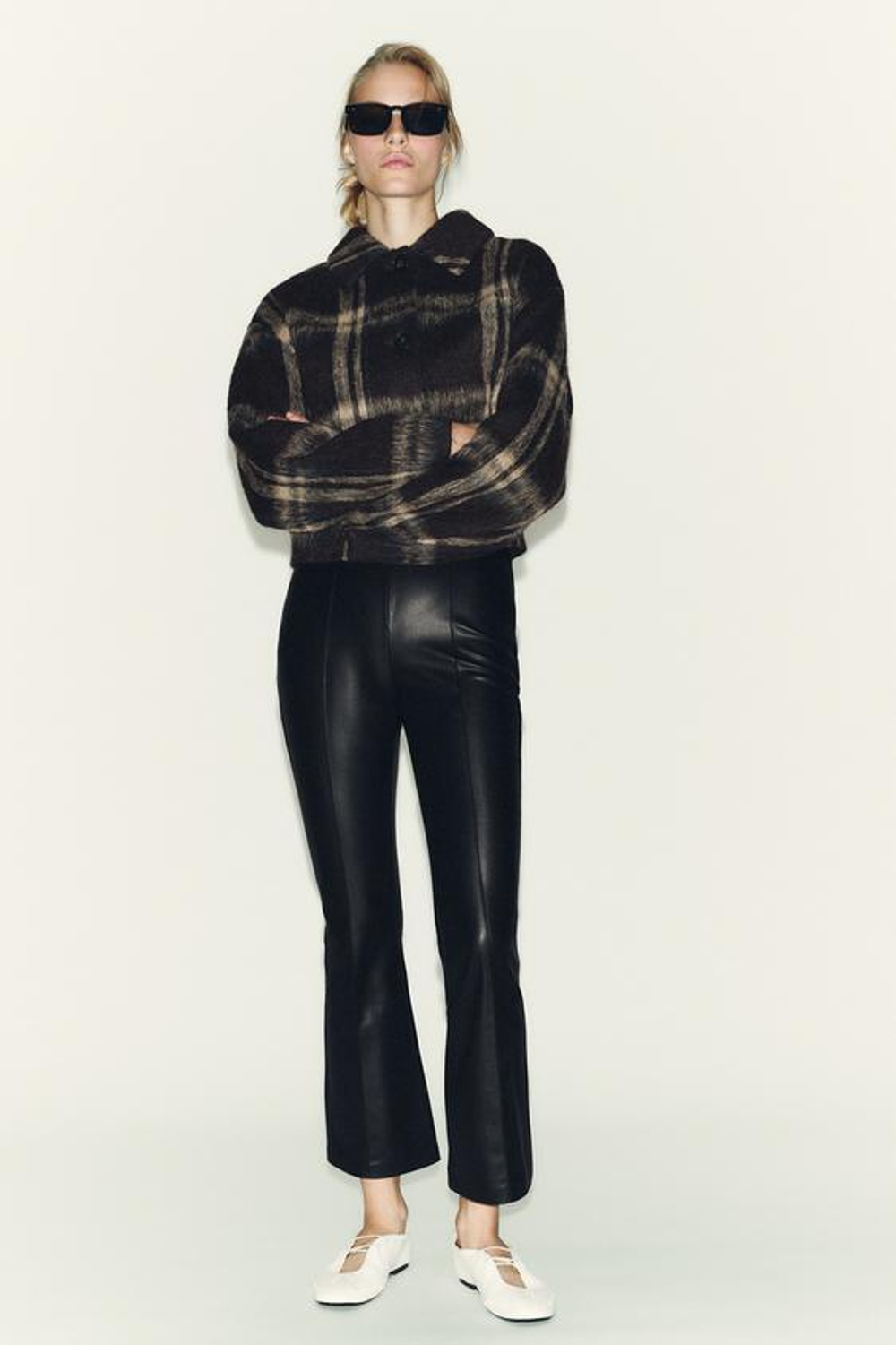 ZARA ЛЕГИНСЫ MINI FLARE ИЗ ИСКУССТВЕННОЙ КОЖИ, ЧЕРНЫЙ