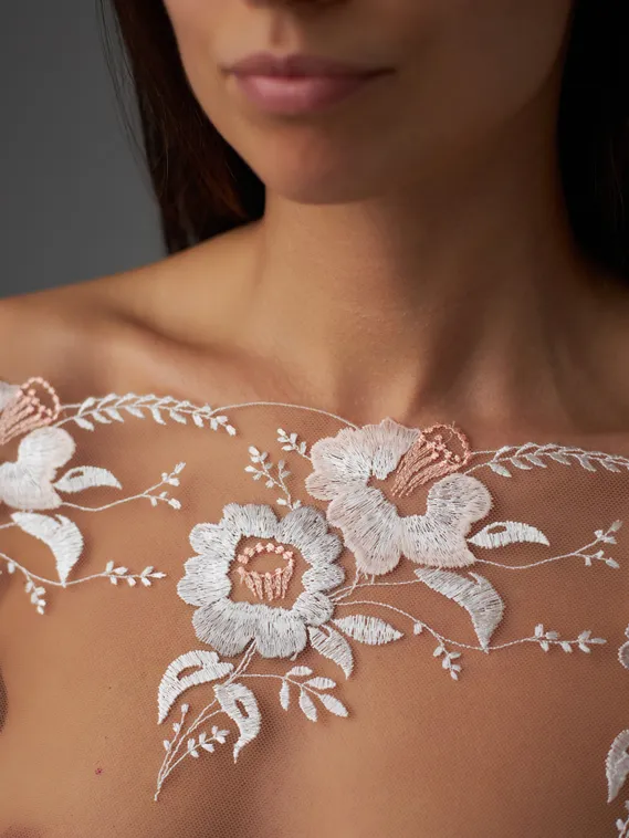 05-127 Вышивка на неэл. сетке 22 см, бежевый/белый/серый (правая)