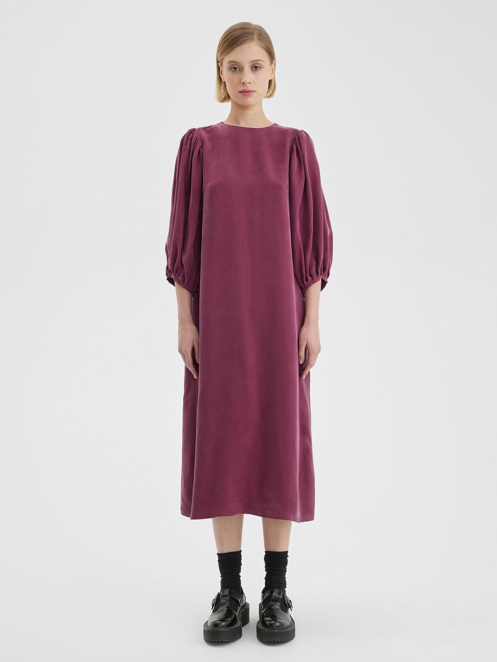 Платье с пышными рукавами винного цвета