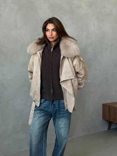 Бежевый пуховик из эко-замши с мехом песца и планкой