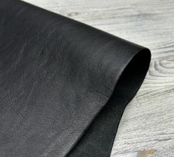 Фактура натуральной кожи Grizzly Nero в толщине 1,4-1,6 мм