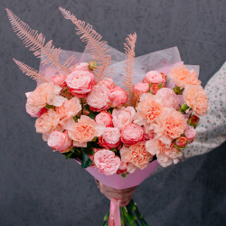 75. Уютный букет в персиково-розовой гамме с кустовыми розами