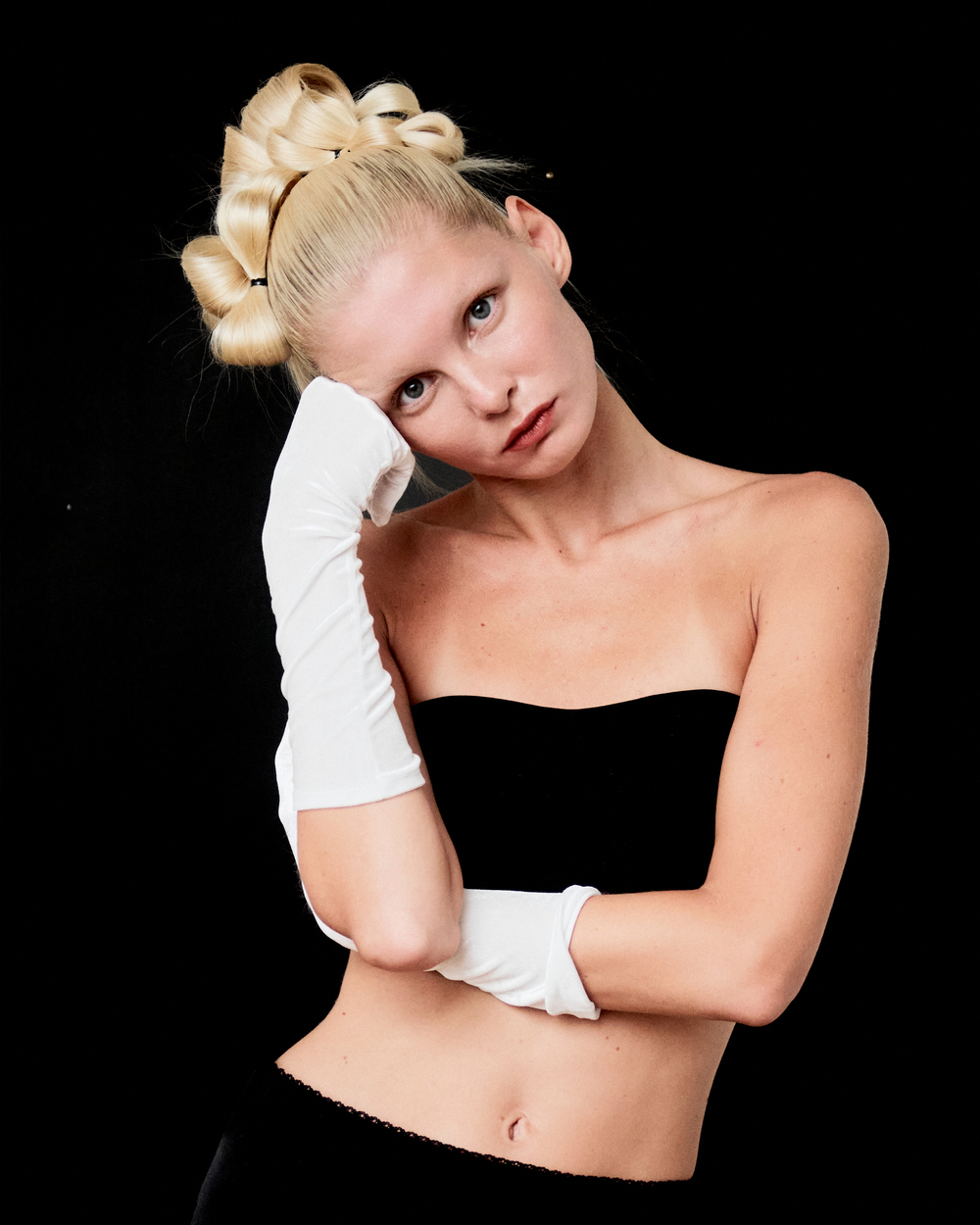 Перчатки из белого бархата до уровня локтя