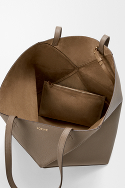 Loewe Большая сумка-тоут Puzzle Fold из мягкой зернистой телячьей кожи, серо-коричневый