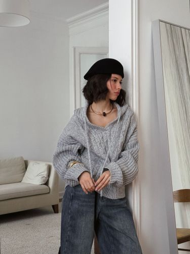 Серый вязаный свитер с капюшоном