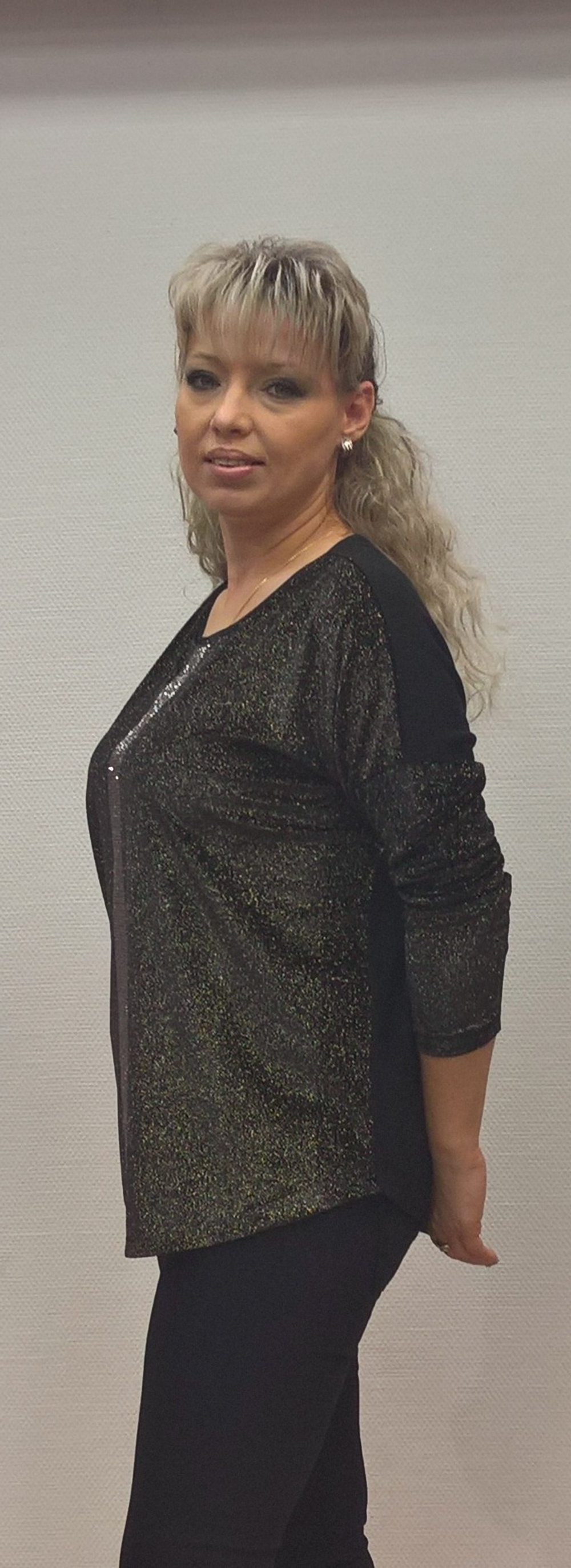 Нарядный блузон со стразовой отделкой