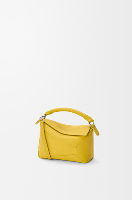 Loewe Мини-сумка Puzzle Edge из мягкой зернистой телячьей кожи, желтый