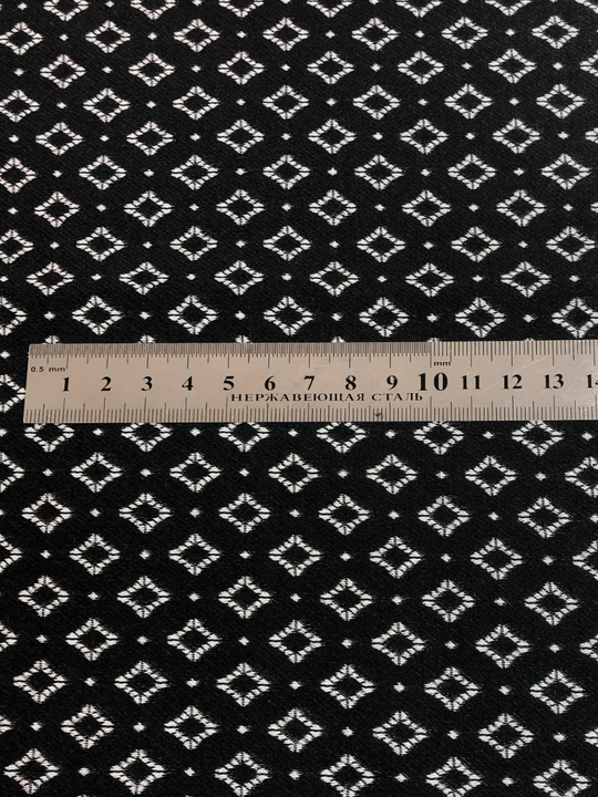 Костюмная жаккард ромб, на черном LR4#82