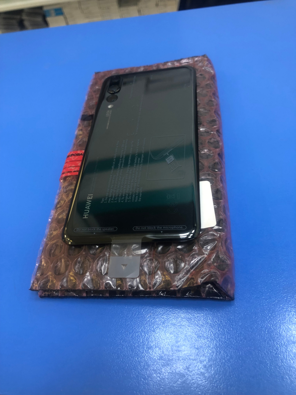 Huawei P20 Pro(CLT-L09) Задняя крышка в сборе со стеклом камеры черная Оригинал Сервисная 02351WRP