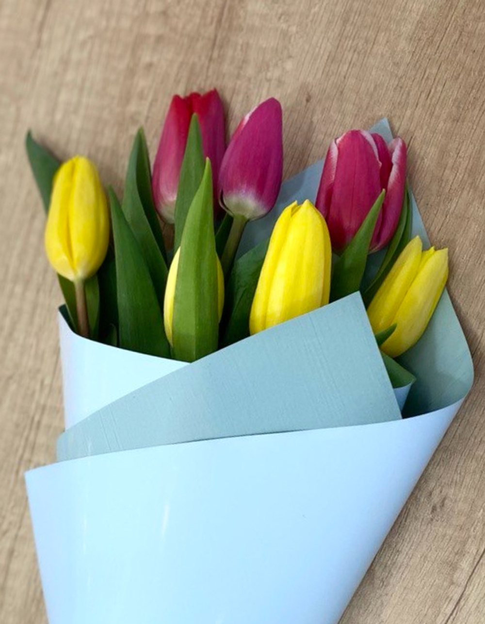 Букет из 7 жёлтых и красных тюльпанов