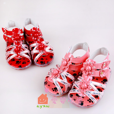 Сандалии детские высокие из блестящей кожи с пластиковыми цветами