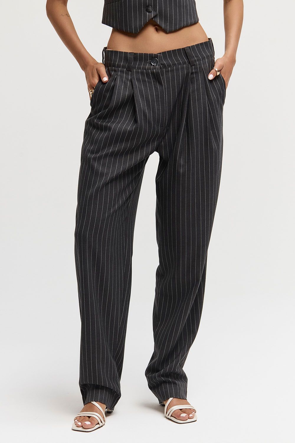 Брюки бананы в полоску темно-серого цвета