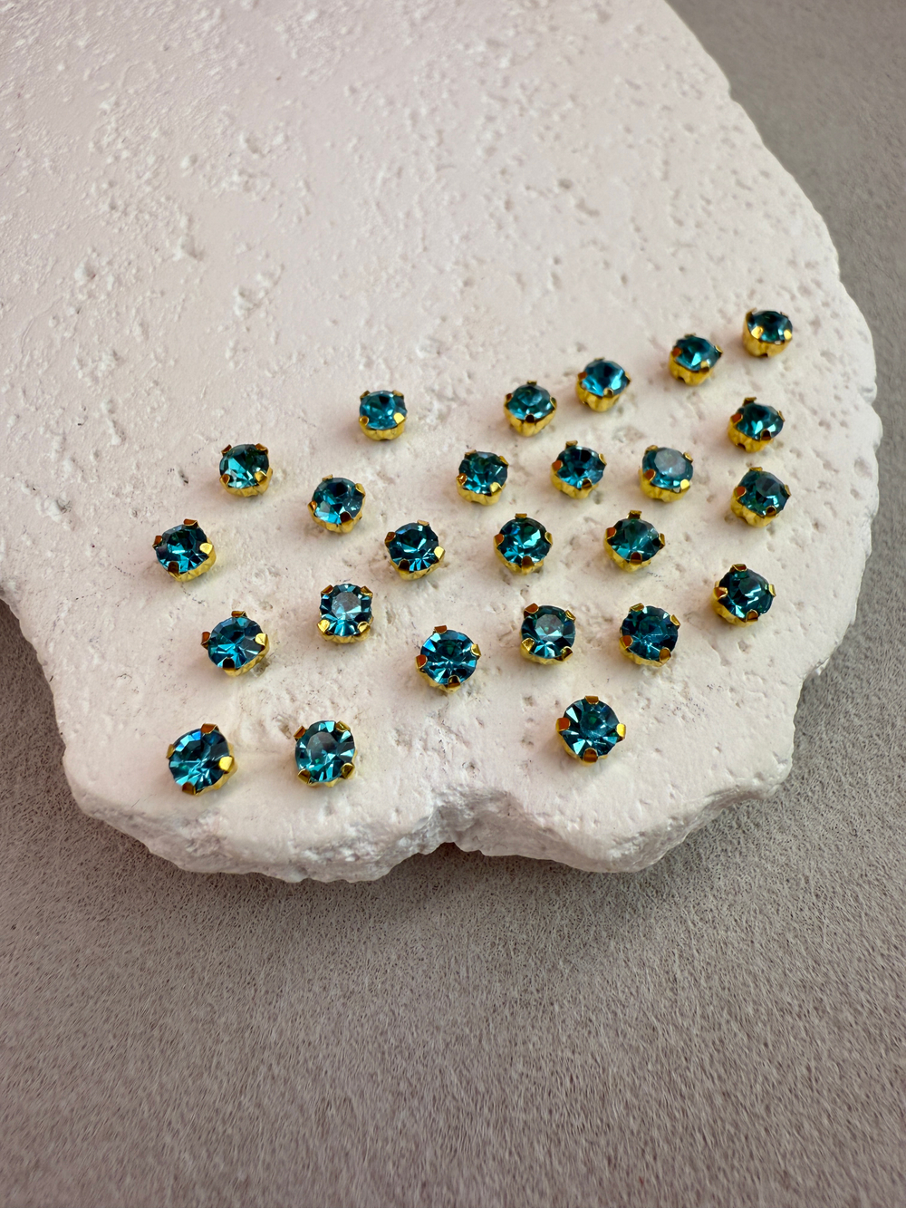 Шатоны 4 мм, Аквамарин в золоте, 25 шт