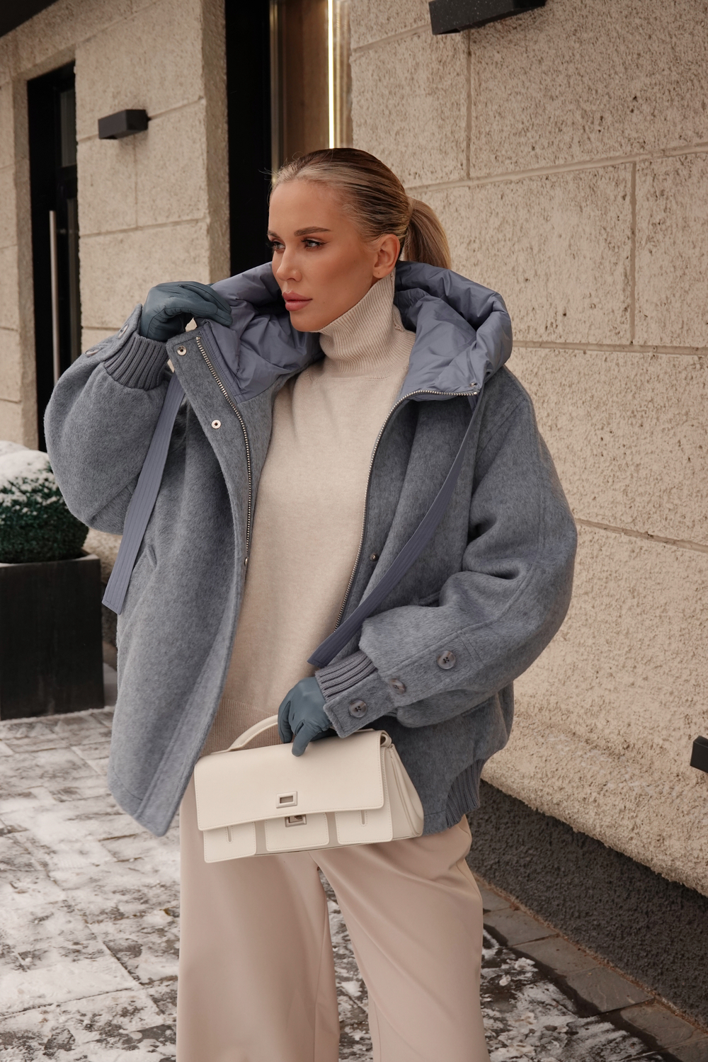 Пуховик средней длины из шерсти с капюшоном