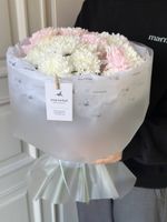 Упаковка букета в матовую пленку и фирменную бумагу