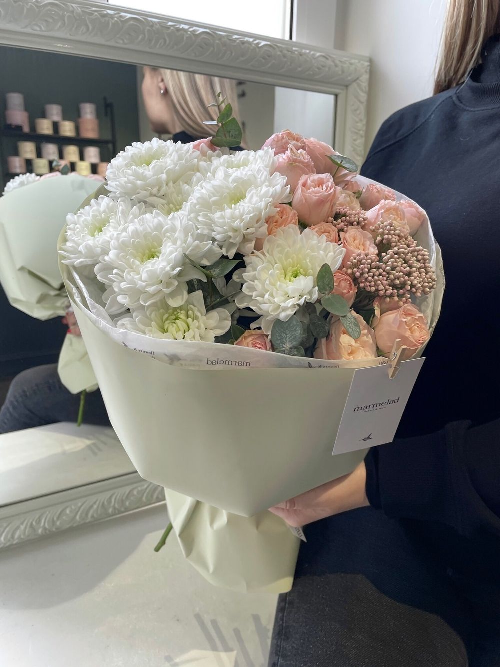 Сборный букет хризантемы, кустовая пионовидная роза и эвкалипт