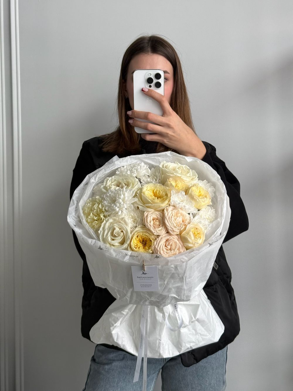 Букет из кустовых пионовидных роз, хризантемы, диантусов и одноголовых роз