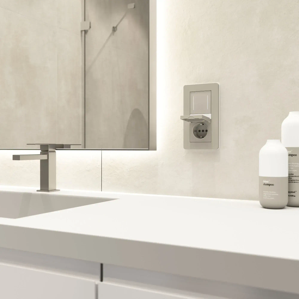 Розетка влагозащищенная с заземлением, крышкой и шторками (дымчатый матовый) W1271204