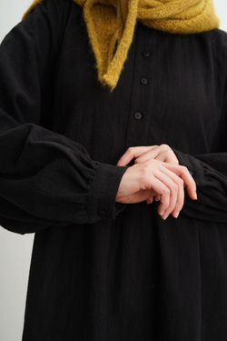 Платье оверсайз "жабо без жабо" с длинным рукавом из крапивы черного цвета