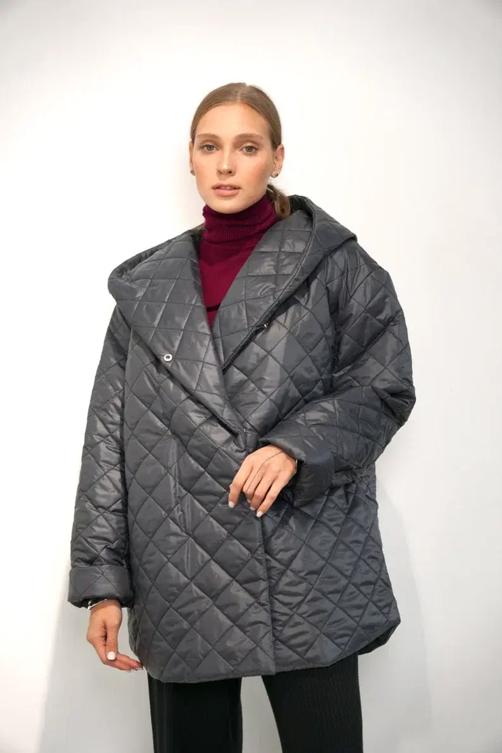 Куртка стеганная в сером оттенке с глубоким капюшоном