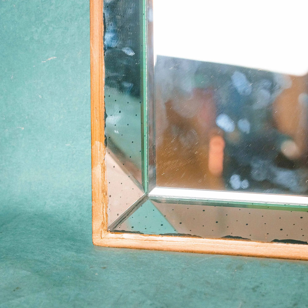 Настенное зеркало