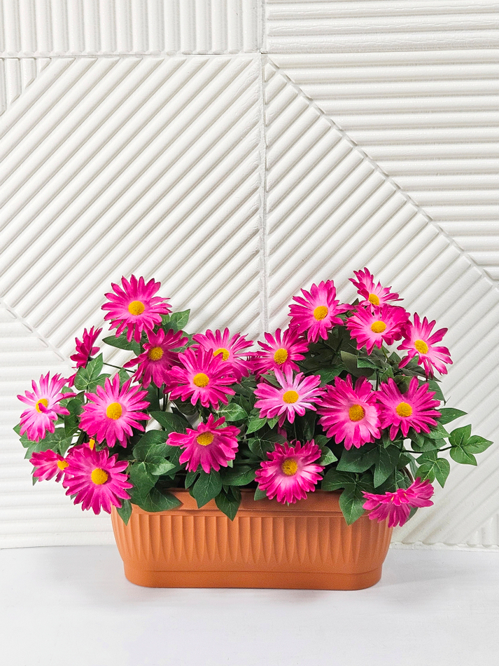 Хризантемы искусственные малиновые в балконном ящике