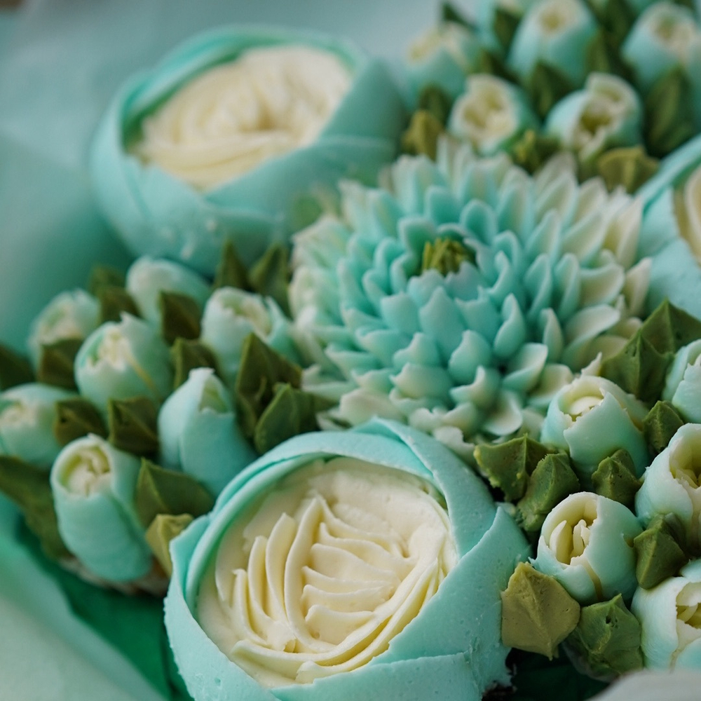 Букет из 7 цветочных капкейков в изумрудной палитре