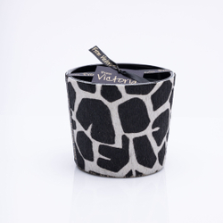 Свеча ароматическая 400г Victoria with Love Hairy giraffe black