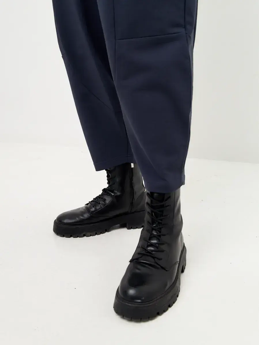 Брюки бананы трикотажные с декоративными швами