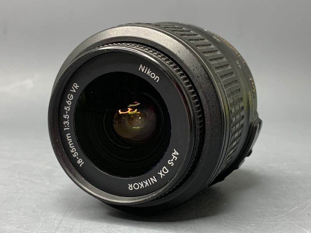 Nikon 18-55mm f/3.5-5.6G VR небольшой скол на корпусе