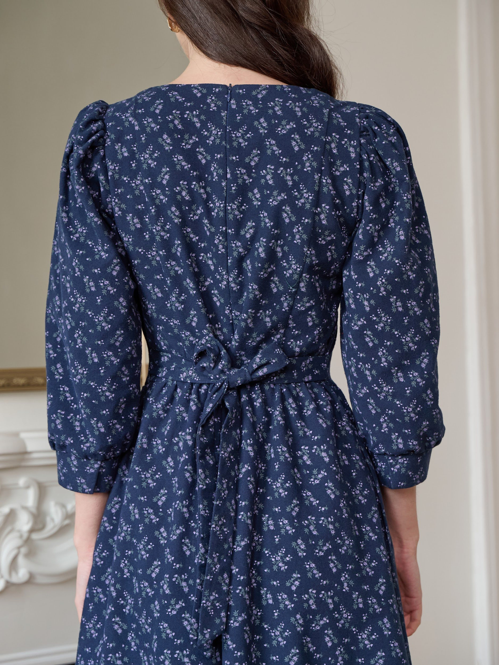 Платье с вырезом-сердечко